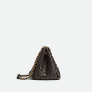 Bottega Veneta Small Parachute Chain 手袋，小巧精緻，金屬鏈條設計增添時尚感。