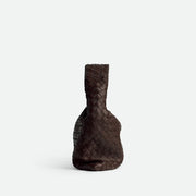 Bottega Veneta Hop 手袋，俐落線條與輕便設計，展現現代簡約風格。