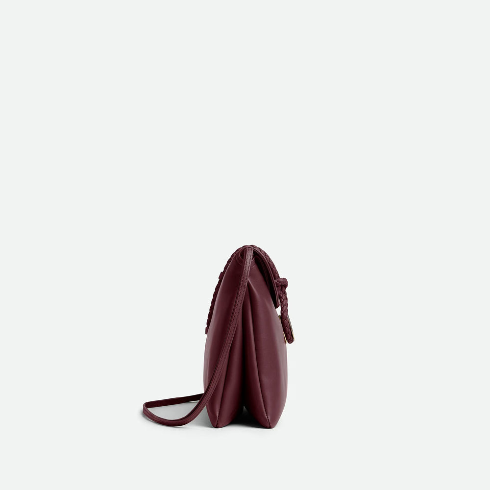 Bottega Veneta Liberta 手袋，簡約設計搭配品牌經典工藝，展現時尚高雅氣質。