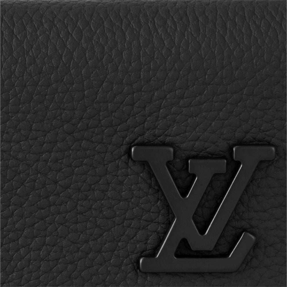 Louis Vuitton Pilot Wallet，經典與實用兼具，輕鬆應對日常需求，是品牌高端配飾的代表作。