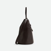 Bottega Veneta Liberta Bucket，水桶包設計與柔軟皮革結合，展現自然美感。