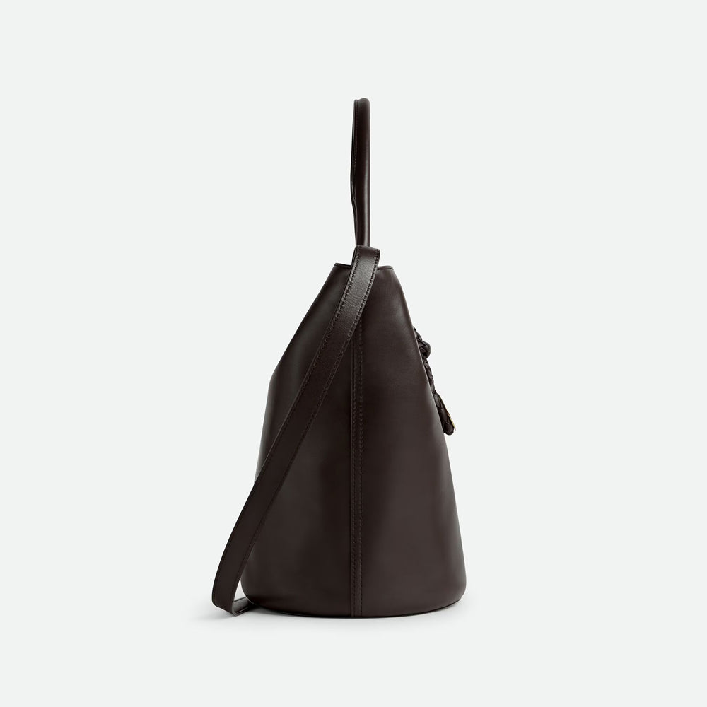 Bottega Veneta Liberta Bucket，水桶包設計與柔軟皮革結合，展現自然美感。