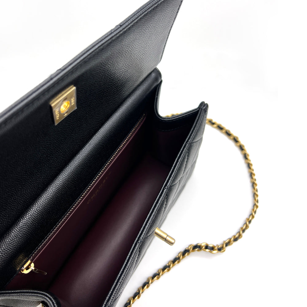 Chanel Grained Calfskin Bag – 採用經典魚子醬皮革與金屬細節，結合優雅與實用性。