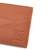 Loewe Puzzle Cardholder – Tan 色經典小牛皮，採用拼接設計，展現品牌獨特工藝與現代風格。