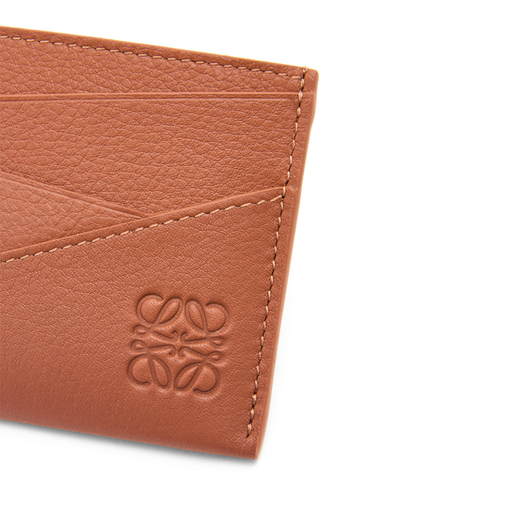 Loewe Puzzle Cardholder – Tan 色經典小牛皮，採用拼接設計，展現品牌獨特工藝與現代風格。