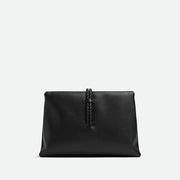 Bottega Veneta Liberta 手袋，簡約設計搭配品牌經典工藝，展現時尚高雅氣質。