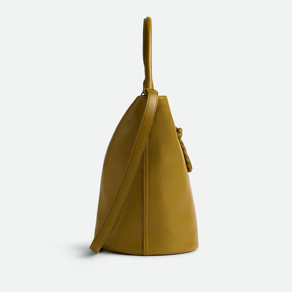 Bottega Veneta Liberta Bucket，水桶包設計與柔軟皮革結合，展現自然美感。