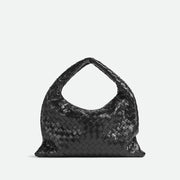 Bottega Veneta Hop 手袋，俐落線條與輕便設計，展現現代簡約風格。