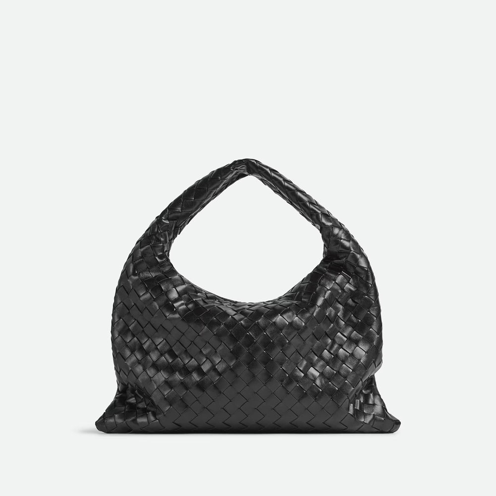 Bottega Veneta Hop 手袋，俐落線條與輕便設計，展現現代簡約風格。