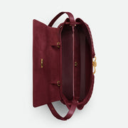 Bottega Veneta Ciao Ciao，柔軟皮革和隨性設計，展現時尚與輕盈感。