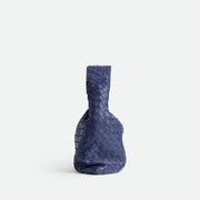 Bottega Veneta Hop 手袋，俐落線條與輕便設計，展現現代簡約風格。