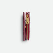 Bottega Veneta Cassette 小型雙折錢包，採用品牌標誌性編織設計，時尚小巧。