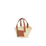 Loewe Small Basket Bag – 採用天然 Raffia 材質與小牛皮細節，品牌標誌性編織設計，輕便且時尚。