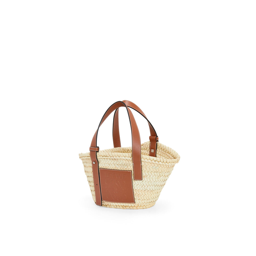 Loewe Small Basket Bag – 採用天然 Raffia 材質與小牛皮細節，品牌標誌性編織設計，輕便且時尚。