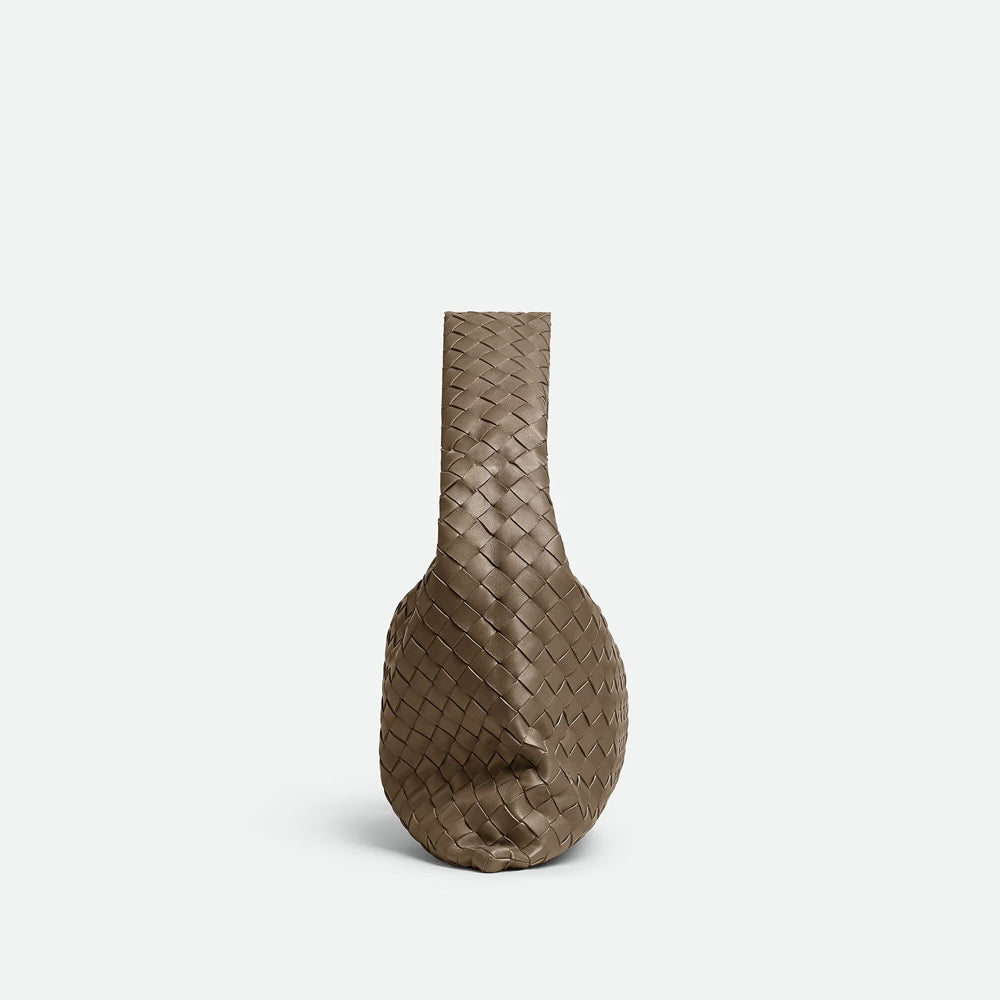 Bottega Veneta Hop 手袋，俐落線條與輕便設計，展現現代簡約風格。