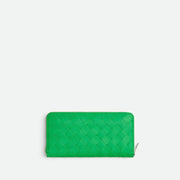 Bottega Veneta Intrecciato 全拉鏈錢包，經典編織設計與大容量結合，兼具功能與美感。