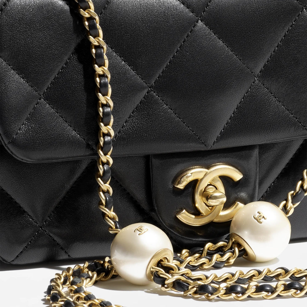 Chanel Small Flap Bag，經典設計與實用尺寸，輕鬆搭配任何造型，是永恆的奢華象徵。