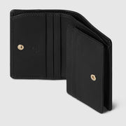Gucci GG Emblem 迷你錢包，設計小巧輕便，配有品牌雙G標誌。