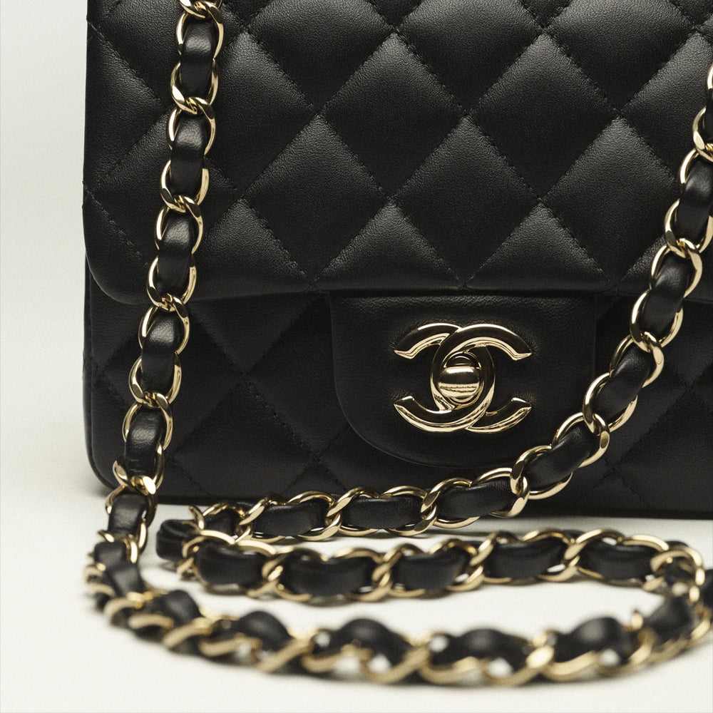 Chanel Mini Classic Flap Bag 17 cm – 經典迷你翻蓋包，精緻小羊皮皮革材質，搭配標誌性菱格紋與金屬鏈條設計。