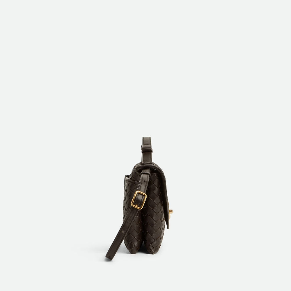 Bottega Veneta Knot Lock 手袋，採用標誌性結扣細節，適合晚宴或正式場合。