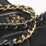 CHANEL 19 Clutch with Chain – 採用柔軟皮革與菱格紋設計，搭配金屬鏈條，結合時尚與實用性。