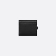 Dior Saddle Wallet – 黑色粒面小牛皮，採用標誌性馬鞍設計與金屬 D 型飾件，經典時尚。