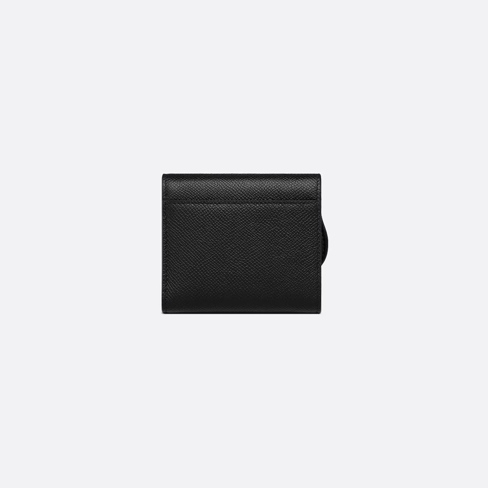 Dior Saddle Wallet – 黑色粒面小牛皮，採用標誌性馬鞍設計與金屬 D 型飾件，經典時尚。