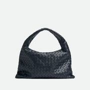 Bottega Veneta Hop 手袋，俐落線條與輕便設計，展現現代簡約風格。