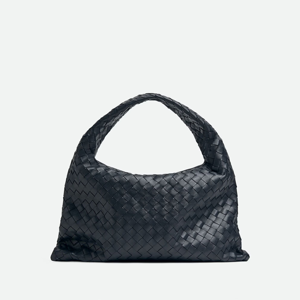 Bottega Veneta Hop 手袋，俐落線條與輕便設計，展現現代簡約風格。