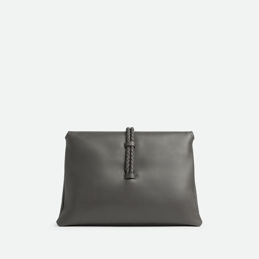 Bottega Veneta Liberta 手袋，簡約設計搭配品牌經典工藝，展現時尚高雅氣質。