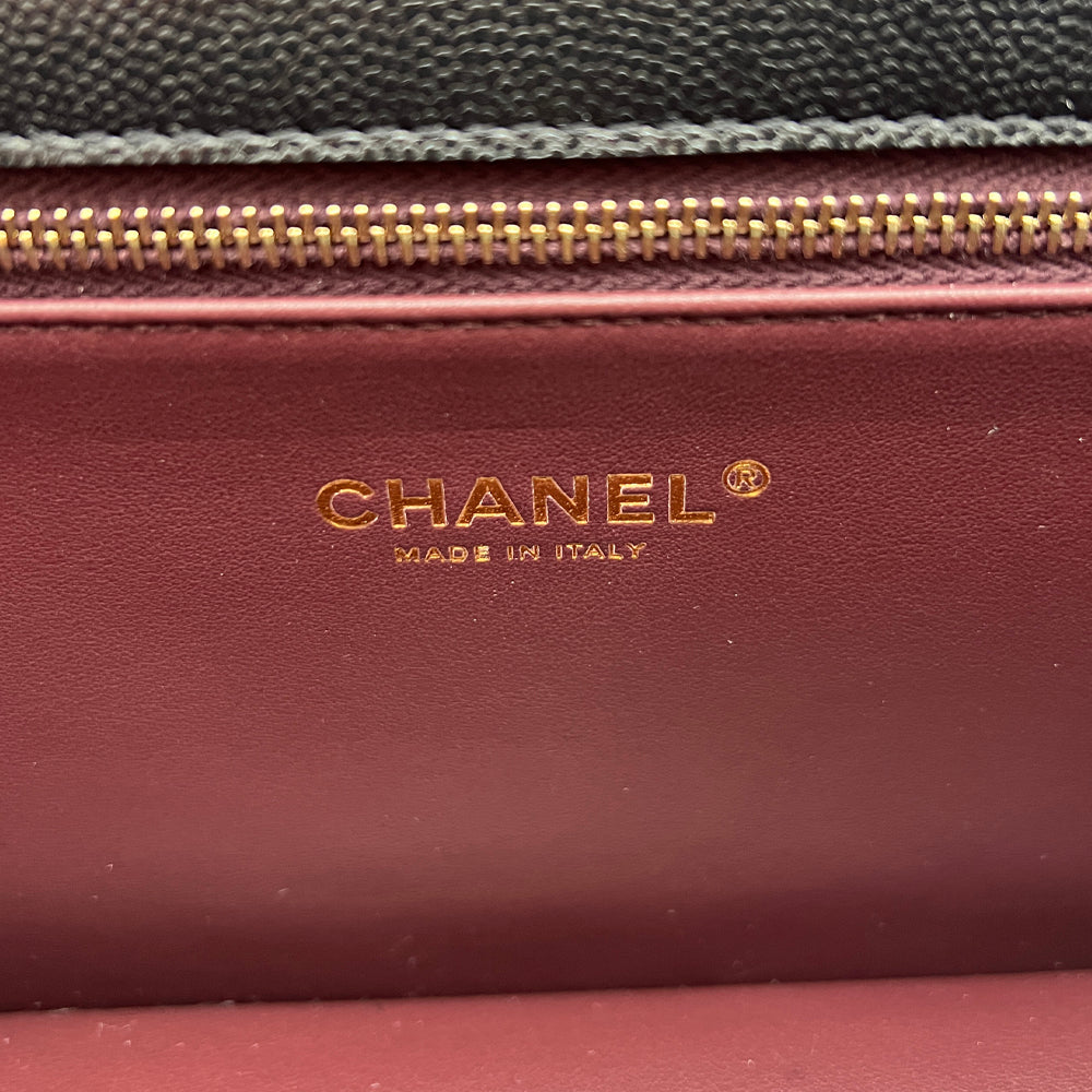 Chanel Grained Calfskin Bag – 採用經典魚子醬皮革與金屬細節，結合優雅與實用性。