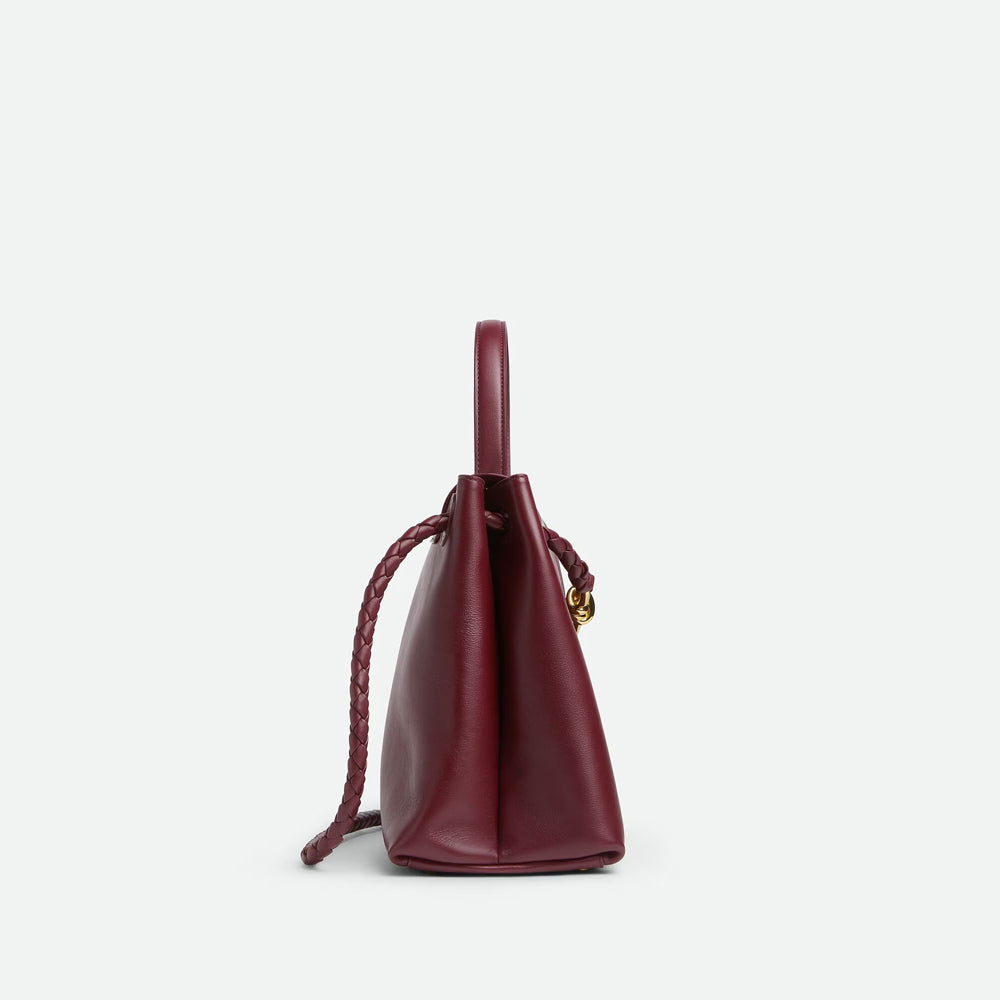 Bottega Veneta Ciao Ciao，柔軟皮革和隨性設計，展現時尚與輕盈感。
