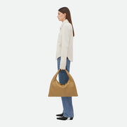 Bottega Veneta Hop 手袋，俐落線條與輕便設計，展現現代簡約風格。
