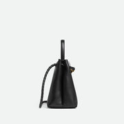 Bottega Veneta Ciao Ciao 包款，柔軟皮革和隨性設計，展現時尚與輕盈感。