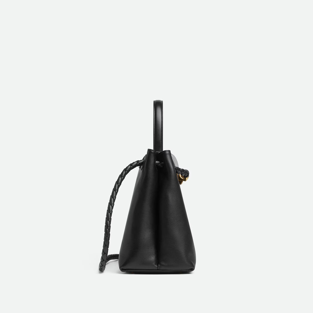 Bottega Veneta Ciao Ciao 包款，柔軟皮革和隨性設計，展現時尚與輕盈感。