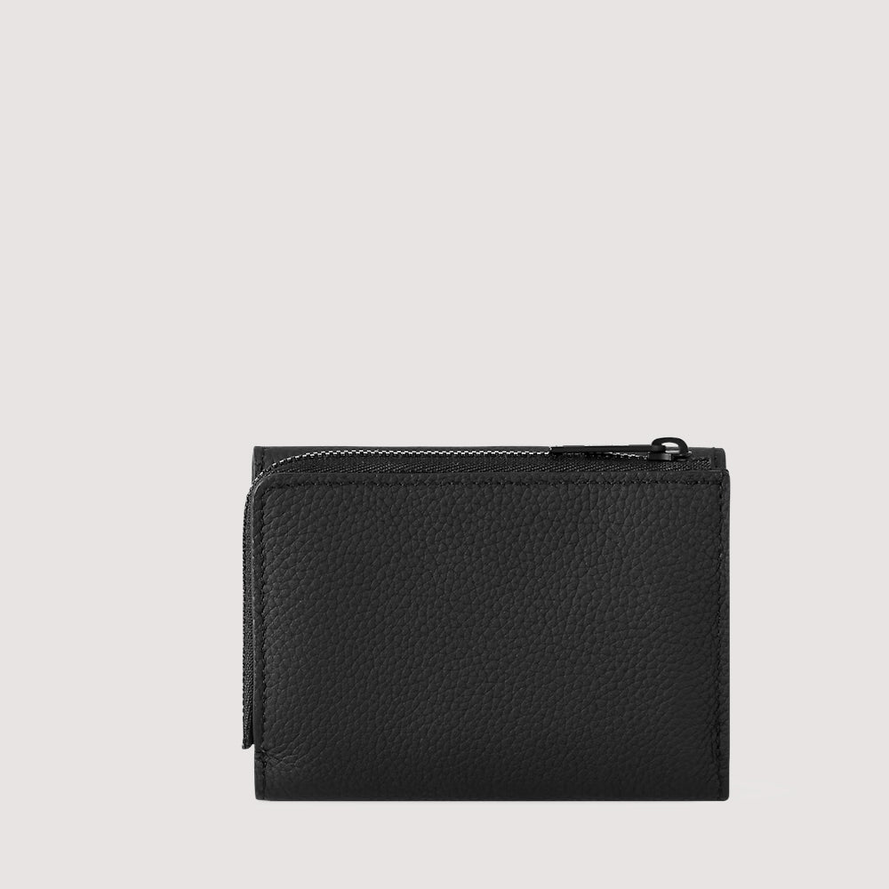 Louis Vuitton Pilot Wallet，經典與實用兼具，輕鬆應對日常需求，是品牌高端配飾的代表作。