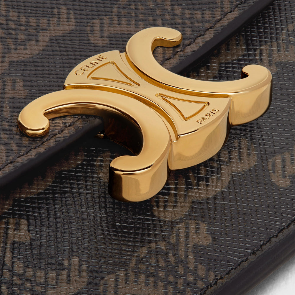 Celine Cardholder Triomphe in Triomphe Canvas – 經典 Triomphe 帆布材質卡套，搭配金屬標誌與精緻設計，時尚實用。