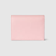 Gucci GG Marmont Card Case – 粉色皮革款，搭配金屬雙 G 標誌，展現柔美與優雅風格。