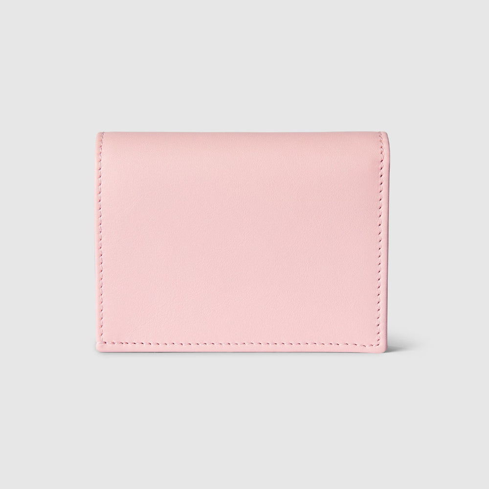 Gucci GG Marmont Card Case – 粉色皮革款，搭配金屬雙 G 標誌，展現柔美與優雅風格。