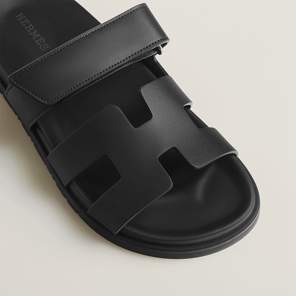 Hermès Chypre Sandal – Noir 黑色款，41 號碼，柔軟皮革與經典休閒設計，融合時尚與舒適感。