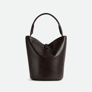 Bottega Veneta Liberta Bucket，水桶包設計與柔軟皮革結合，展現自然美感。