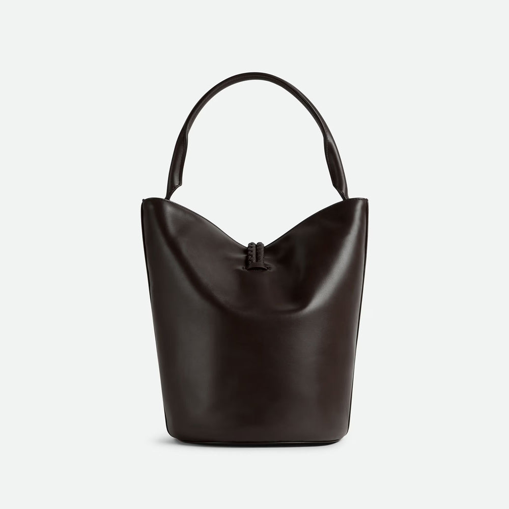 Bottega Veneta Liberta Bucket，水桶包設計與柔軟皮革結合，展現自然美感。