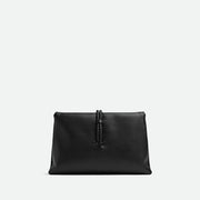 Bottega Veneta Liberta 手袋，簡約設計搭配品牌經典工藝，展現時尚高雅氣質。