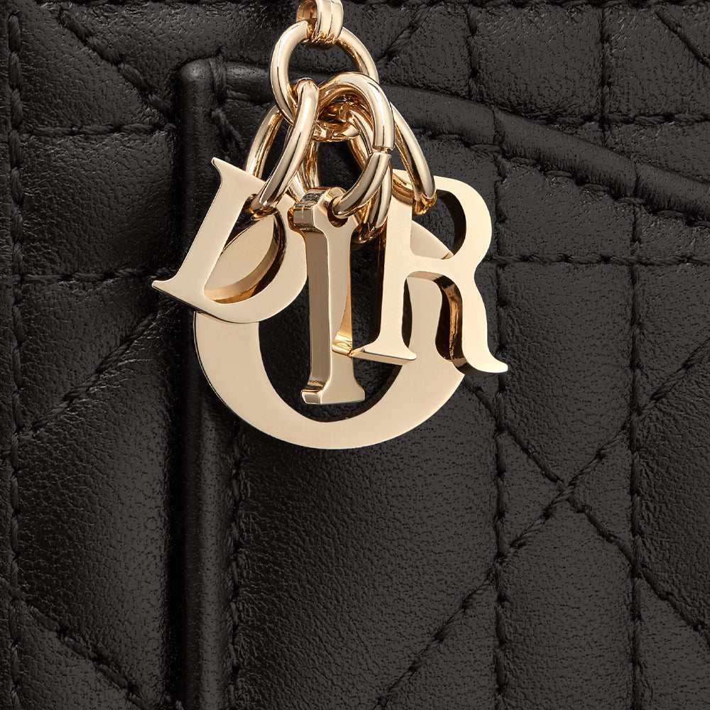 Dior Lady Dior Zipped Card Holder，黑色藤格紋皮革，拉鍊與吊飾細節，展現品牌經典與優雅。