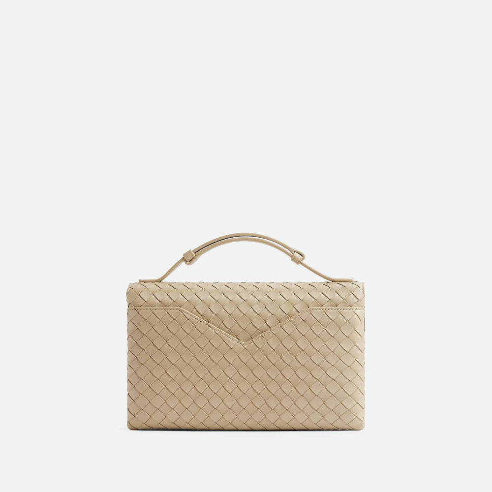 Bottega Veneta Knot Lock 手袋，採用標誌性結扣細節，適合晚宴或正式場合。