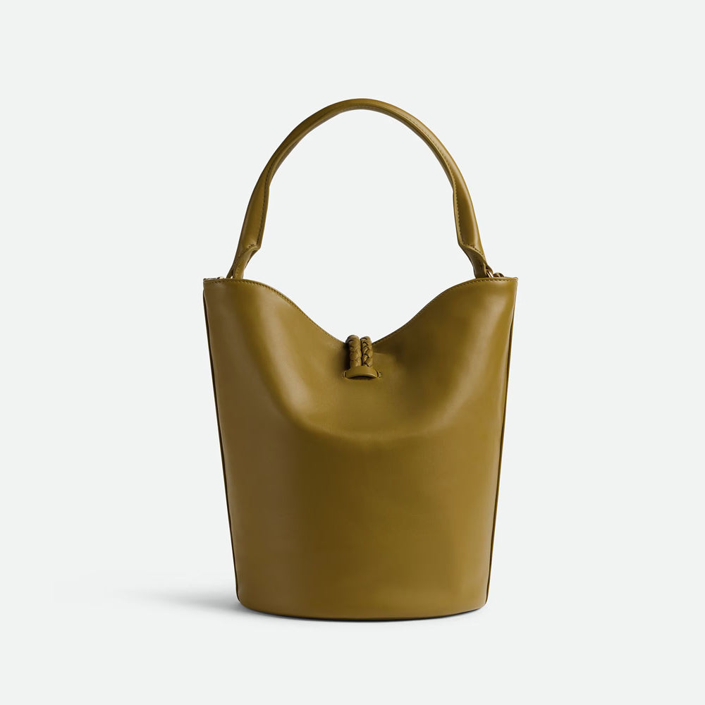 Bottega Veneta Liberta Bucket，水桶包設計與柔軟皮革結合，展現自然美感。
