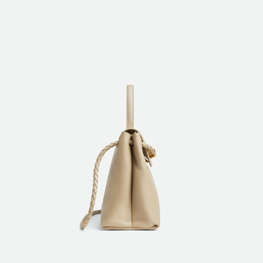 Bottega Veneta Ciao Ciao，柔軟皮革和隨性設計，展現時尚與輕盈感。