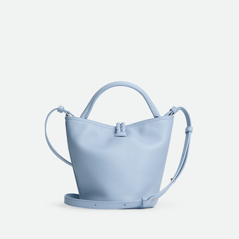Bottega Veneta Small Liberta Bucket，精緻小巧，適合輕便日常或休閒造型搭配。