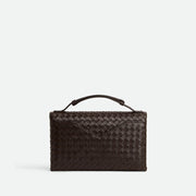 Bottega Veneta Knot Lock 手袋，採用標誌性結扣細節，適合晚宴或正式場合。