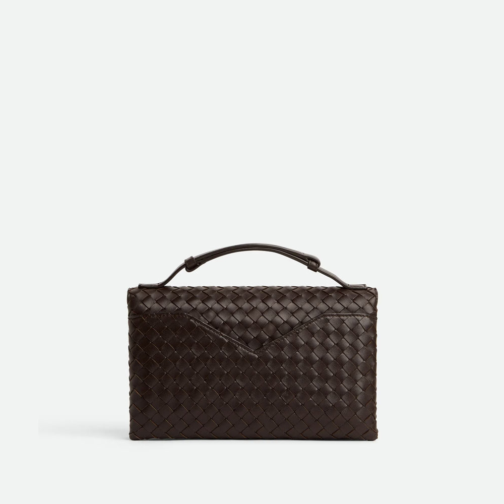 Bottega Veneta Knot Lock 手袋，採用標誌性結扣細節，適合晚宴或正式場合。